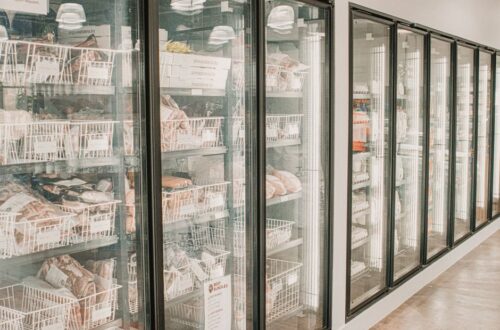 Een moderne koeltoonbank en vriezer in een horecagelegenheid, essentieel voor voedselveiligheid.