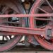 Een stap-voor-stap gids voor het ontlakken van velgen van een auto met materialen en gereedschappen.