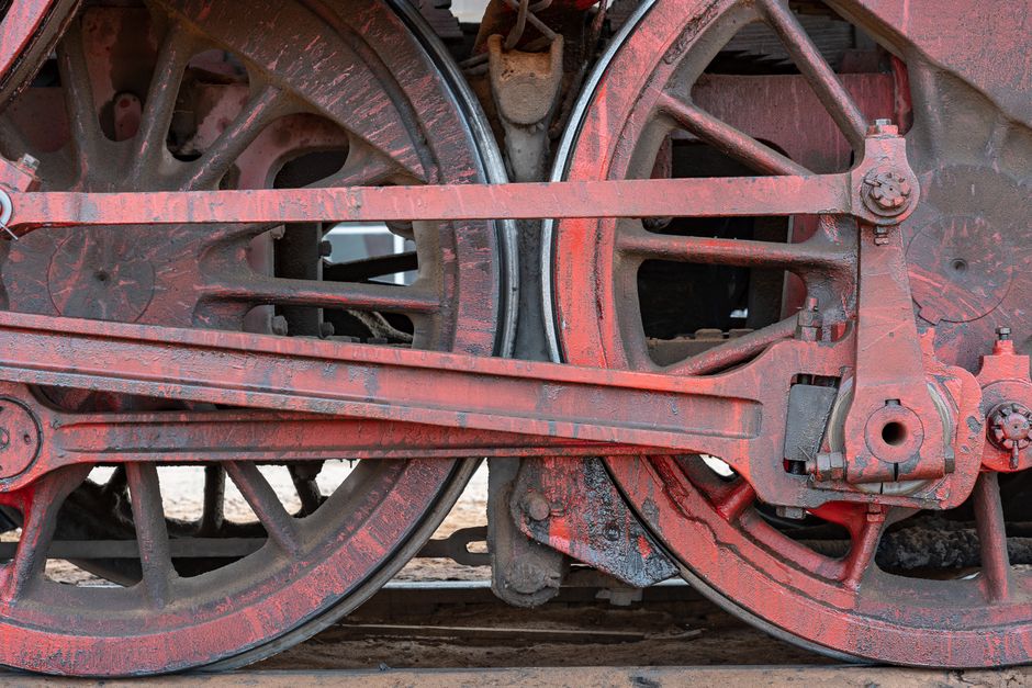 Een stap-voor-stap gids voor het ontlakken van velgen van een auto met materialen en gereedschappen.